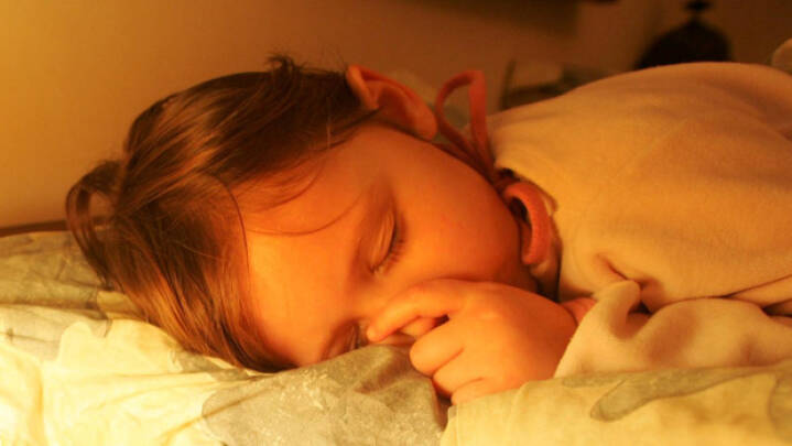 Må mit barn græde sig i søvn? | DR