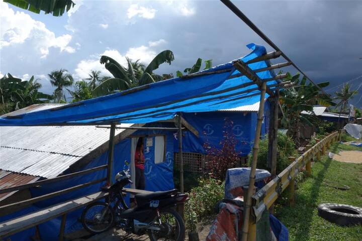 BILLEDER Et år efter tyfonen i Filippinerne: Skibsvrag i baghaven.
