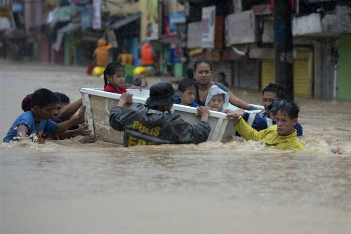 BILLEDER Tropisk storm sender titusinder på flugt i Filippinerne