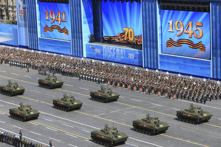 BILLEDER Kampråb og kampvogne: Rusland holder parade