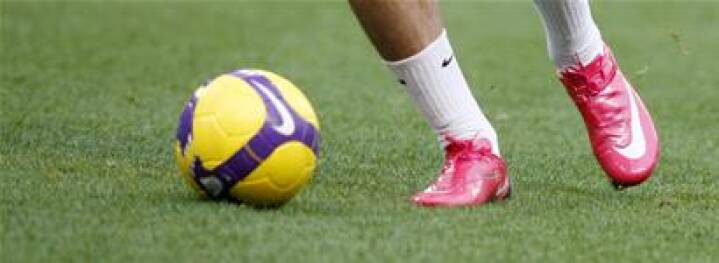 Stejl Hals Leonardoda Bendtner forsvarer de pink støvler | Fodbold | DR