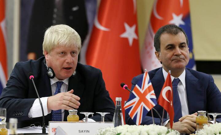 nudler Ham selv eftertænksom Boris Johnson besøger Tyrkiet efter Erdogan-smædedigt: Roser landet for  "smuk vaskemaskine" | Udland | DR