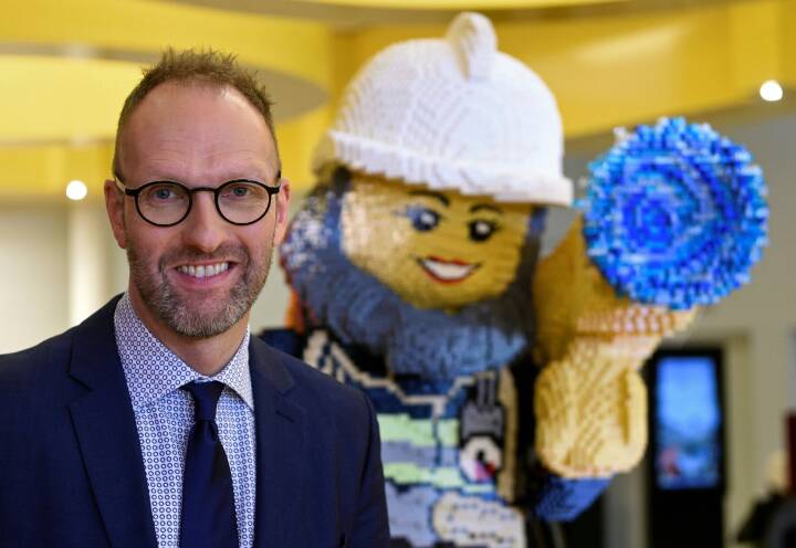 Æsel Due venlige Dansende Lego-direktør bliver forfremmet | Indland | DR