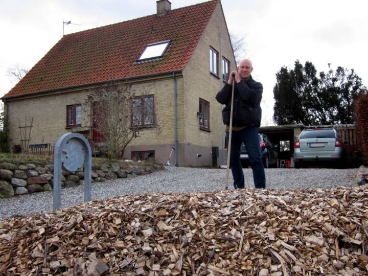 Christer Møller With foran sit hus og sin have.