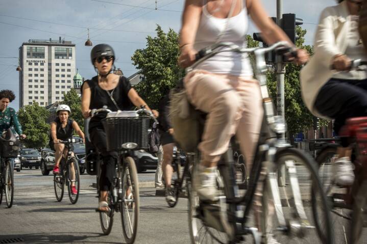 Tips, tricks og færdselsregler: København sender folder på gaden til usikre cykelturister København DR