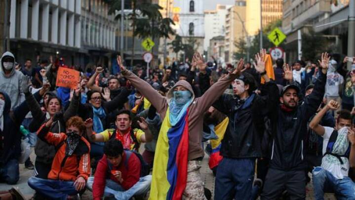 Demonstranter trodser udgangsforbud i Colombias hovedstad