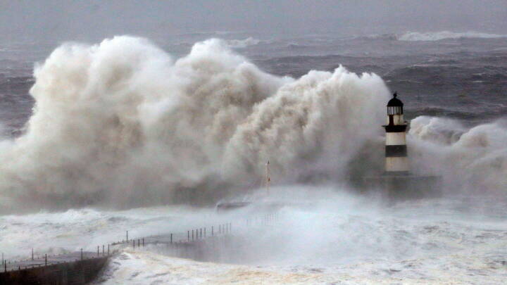 Billeder: Sæsonens første storm sætter sit aftryk på Storbritannien