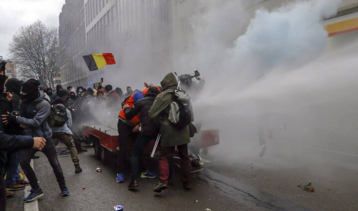 Belgisk politi affyrer tåregas ved ny coronademonstration