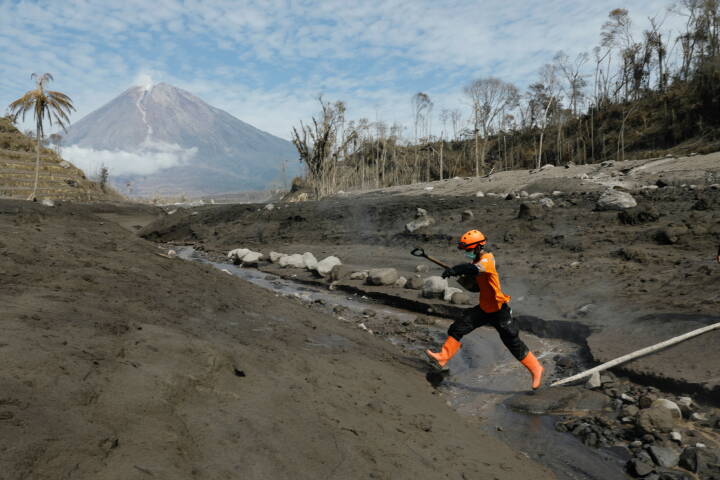 Redningsarbejdere leder efter ofre for vulkanudbrud på den indonesiske ø Java