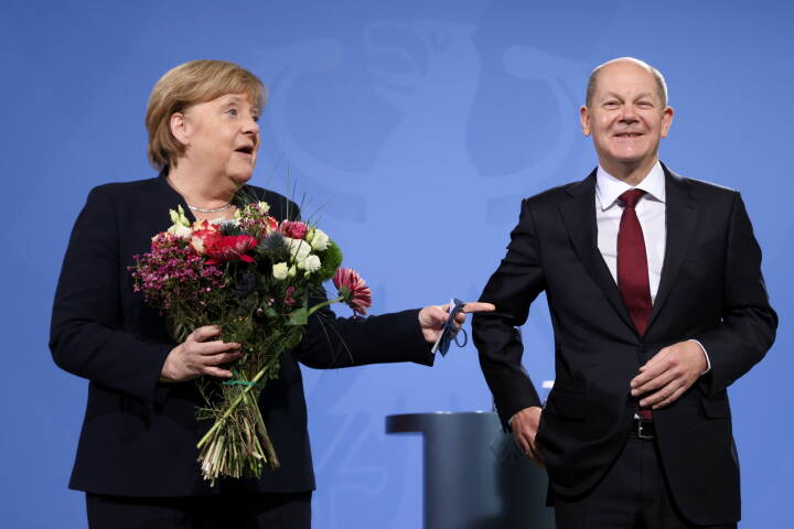 Angela Merkel giver stafetten videre til Olaf Scholz