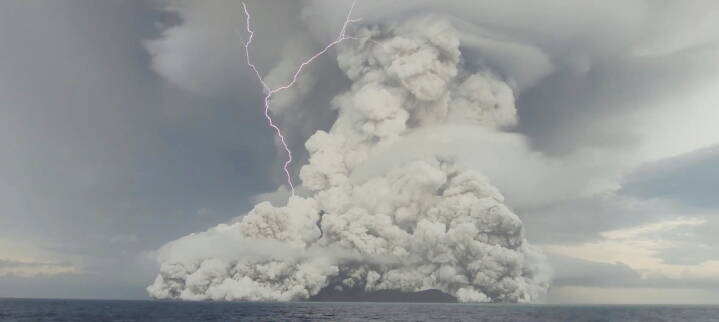 VIDEO: Se kæmpe sky af aske og røg efter underjordisk vulkan i øriget Tonga