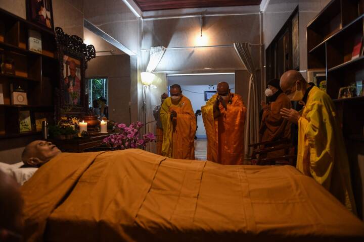 Buddhistiske munke siger farvel til topskikkelse ved begravelsesceremoni