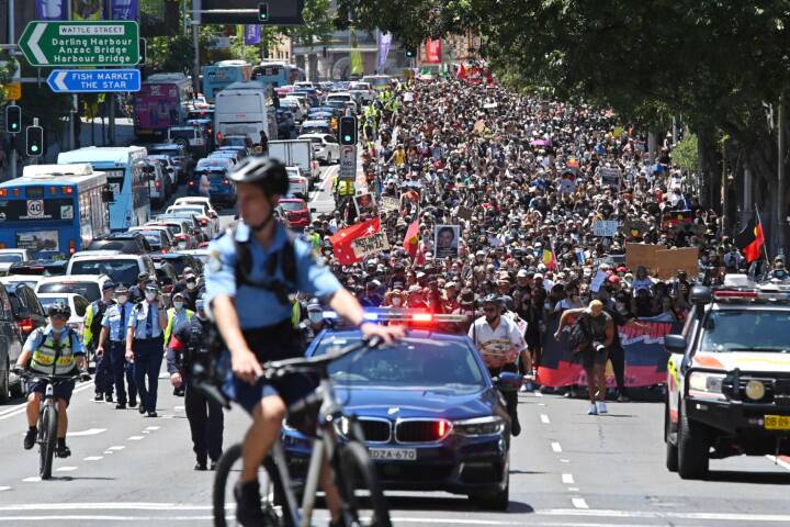 Store protesterer mod omstridt helligdag i Australien: Demonstranter kalder dagen 'Invasion Day'