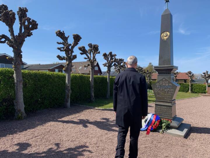 Russisk ambassadør mødte op ved mindesmærke på Bornholm trods opfordring om at blive væk