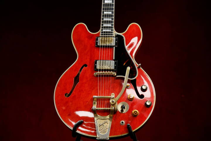 Oasis-guitar solgt for svimlende beløb sammen med en note fra den tidligere ejer