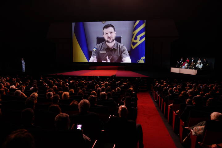 Zelenskyj citerer Charlie Chaplin i videohilsen under Cannes Festivalens åbningsceremoni