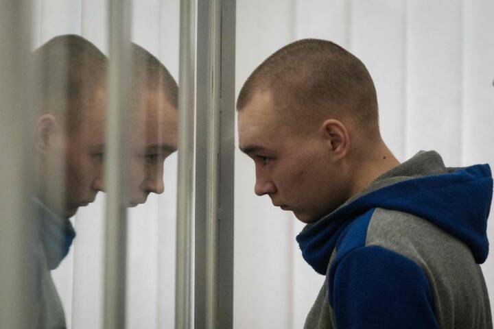 Første dom for krigsforbrydelser: Starter med livstid til menig soldat, men ender hos Putin, siger ekspert