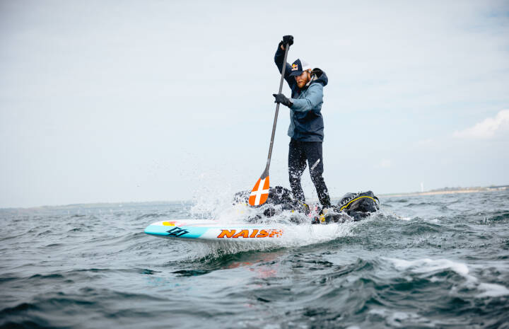 Casper har padlet Danmark rundt stående på et surfbræt: Det har været det vildeste