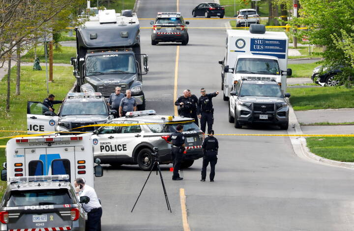 Politiet i Toronto dræber en mand, der blev set med et skydevåben nær lokale skoler