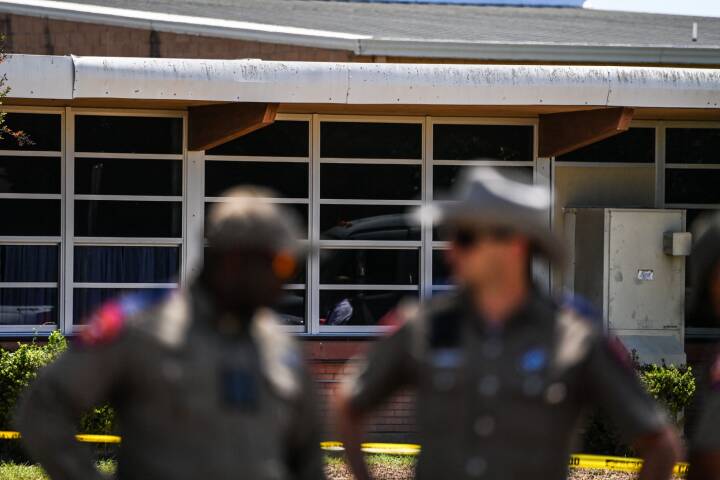 Voksende kritik af politiet efter skoleskyderi i Texas: Politiet ventede en time, før de skød gerningsmanden