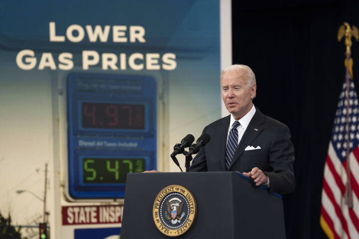 Joe Biden vil sænke afgiften på benzin de næste tre måneder