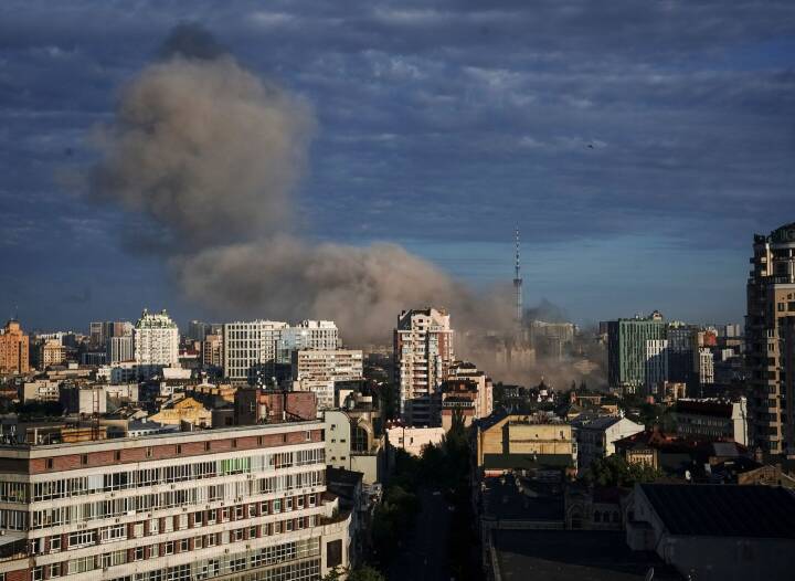 Fem er kvæstet efter missilangreb på lejligheder i Kyiv 