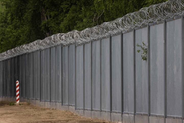 Polsk hegn på grænsen til Hviderusland er færdigbygget