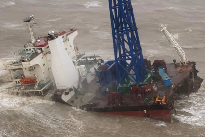 Tyfon knækker skib i to ved Hongkongs kyst - flere søfolk meldes savnet