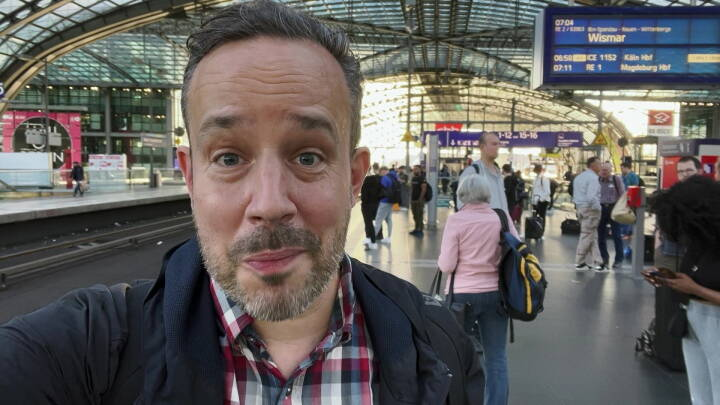 Korrespondent tester billige tyske togbilletter: Jeg føler mig som formpresset dåsekød i en svedig menneskelasagne