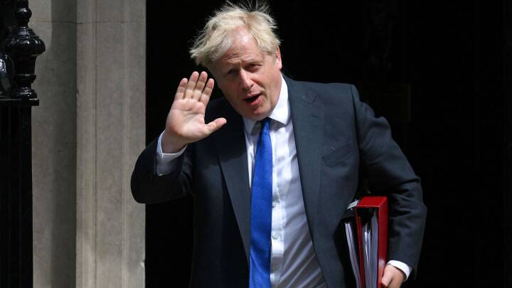 Ministre udvandrer i flok, men Boris Johnson nægter at forlade kriseramt regering 