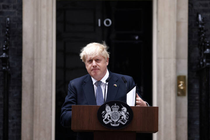 Johnson trækker sig som formand, men bliver som premierminister: Det sker der nu 