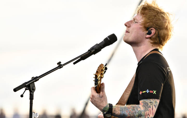 Ed Sheeran slår rekorder herhjemme: Vi har spurgt hans fætter, hvad den rødhårede popstjerne kan