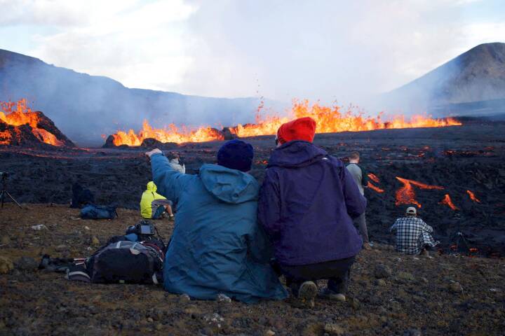 Turister flokkes om islandsk vulkan i udbrud: 'Det her er jordens rå kræfter'