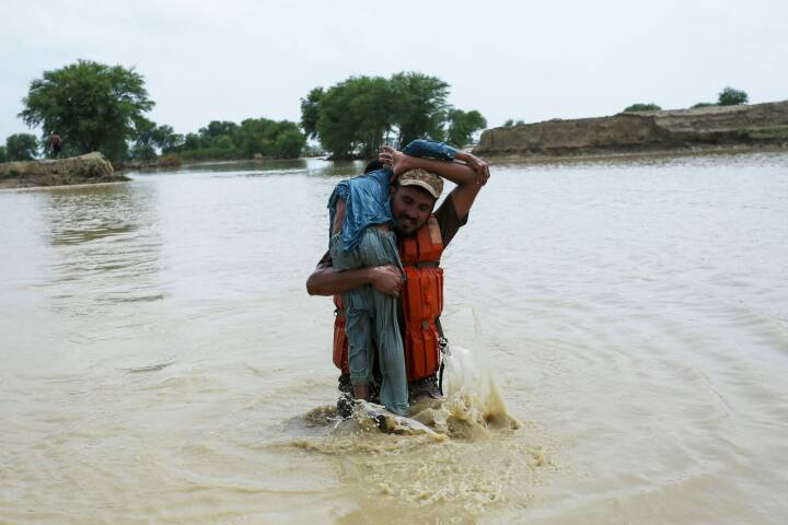 550 døde i voldsomme oversvømmelser i Pakistan
