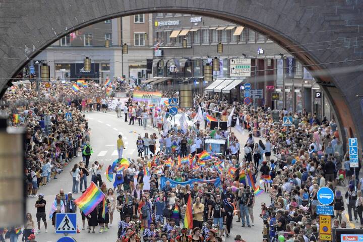 Se billederne fra Sverige: Statsministeren går med i Nordens største Pride Parade