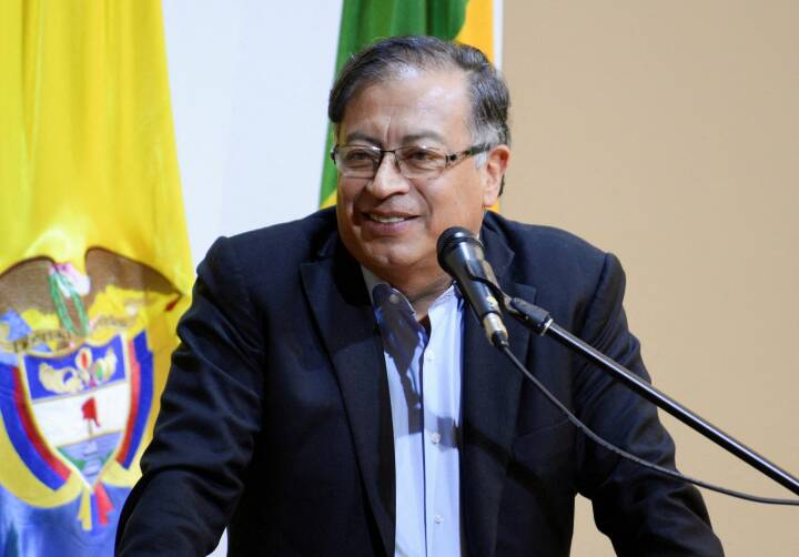 Colombias første venstrefløjsleder bliver taget i ed som landets præsident