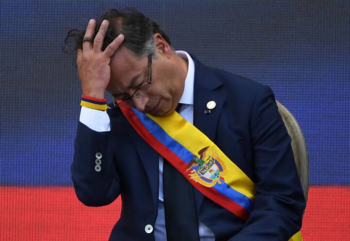 Tidligere guerilla-soldat taget i ed som præsident i Colombia