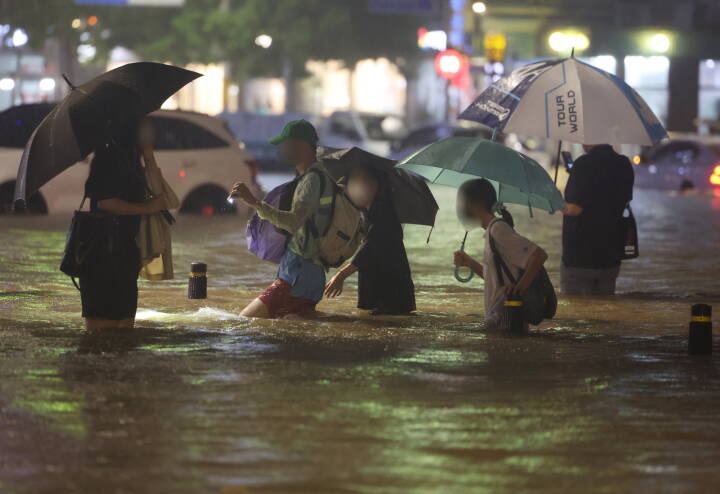 Mindst syv er døde efter voldsomt regnvejr i Seoul
