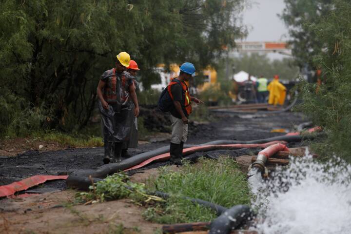 Mexico beder udenlandske selskaber om hjælp til at redde indespærrede minearbejdere