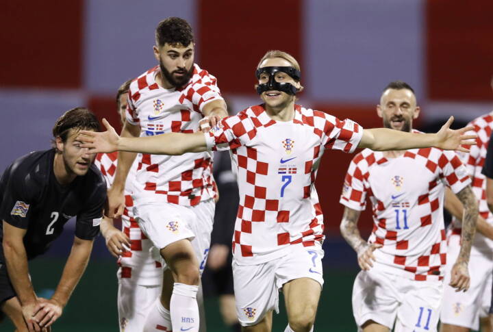 Kroatien slår Danmark 2-1 og overtager førstepladsen
