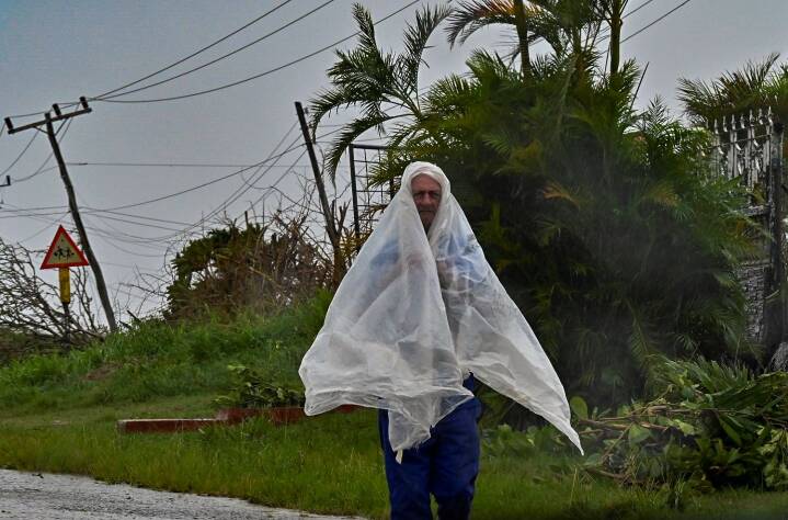 Orkanen Ian mørklægger hele Cuba
