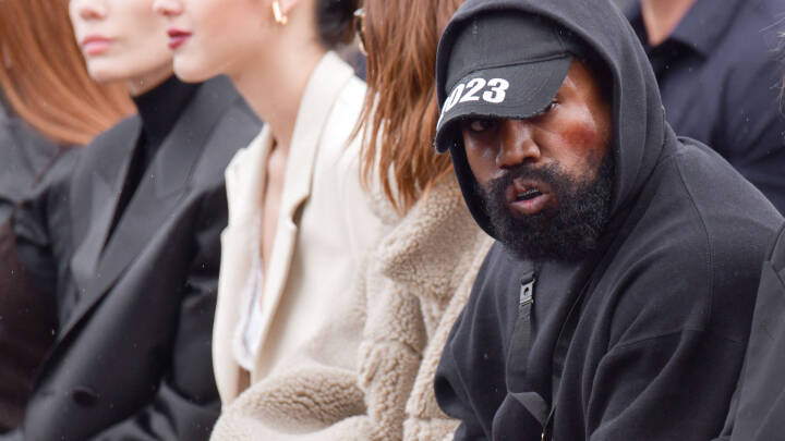 Kanye West tropper op i 'White Lives Matter'-trøje under modeshow