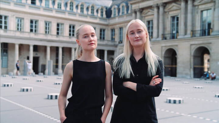 Søstrene Maria og Louise drømte om modebranchen på teenageværelset - nu skyder de billeder i hele verden for Burberry, Dior og Versace