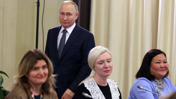 Putin mødtes med 'håndplukkede' mødre til soldater: 'Det er endnu en forestilling'