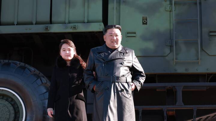 Kim Jong-un viser datter frem for anden gang - er det et tegn på, at hun skal overtage magten?