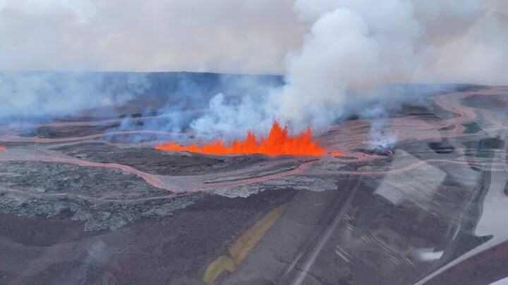 Se billederne: Efter næsten 40 år i dvale er verdens største aktive vulkan gået i udbrud 