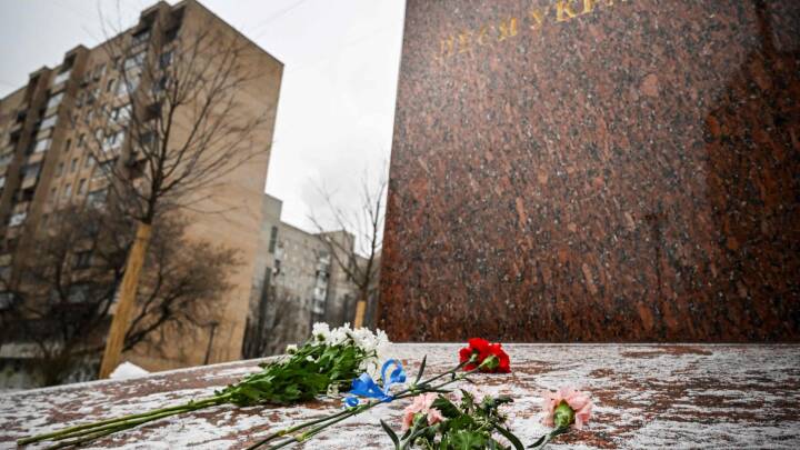 En stille blomster-protest mod krigen spreder sig i Rusland
