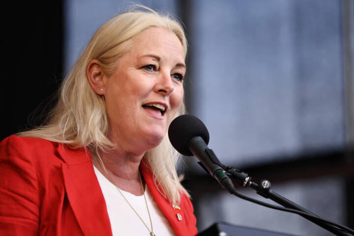 Flere fagforbund trækker støtten til Lizette Risgaard | Indland | DR