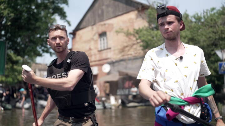 Gaderne er blevet til floder i Kherson: Kom helt tæt på oversvømmelserne med DR
