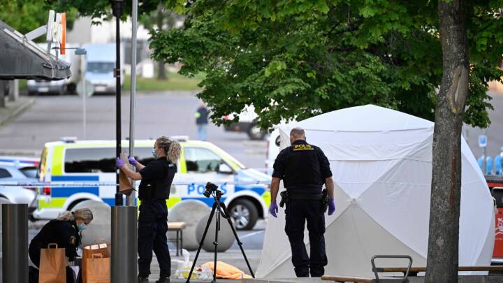 En død og tre sårede efter skud ved metrostation i Stockholm